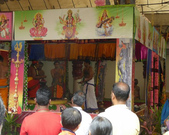 Zeremonie im Sri Mariamman Hindu-Tempel