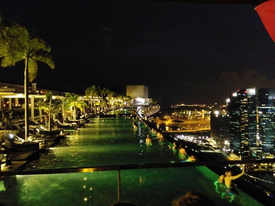das Schwimmbad im 57.Stockwerk des Marina Bay Sands