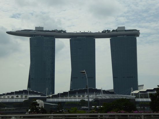 Marina Bay Sands Hotel mit dem Schwimmbad auf der Skyplattform - für mich eines der tollsten Bauwerke unserer Zeit. Leider nichts für unsere Brieftasche!