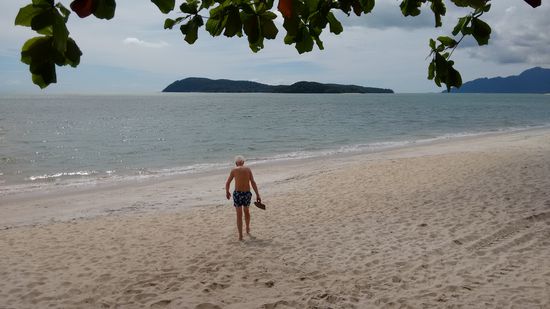 da läuft er - die ganze Speisekarte (leicht übertrieben) in irgendeinem Strandrestaurant rauf- und runtergegessen und wieder einmal zuwenig Geld im Börserl und ich musste als Deposit zurück bleiben