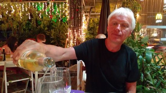 im Red Tomato Restaurant gibt es gutes Frühstück und Essen - Manni spendierte als Wiedergutmachung ein Abendessen  mit Weinbegleitung