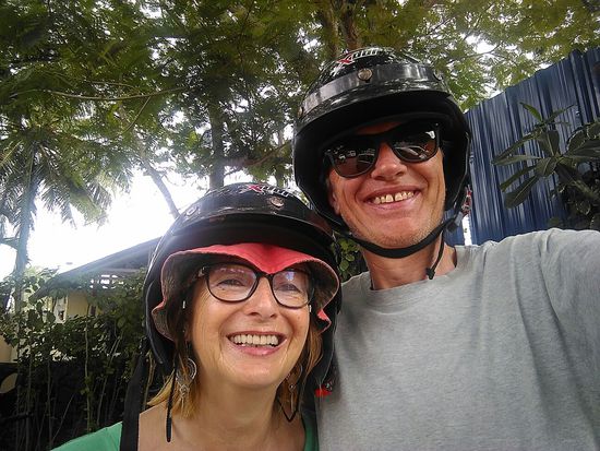 Heute, Freitag, regnet es wieder und unser Moped steht im Regen!