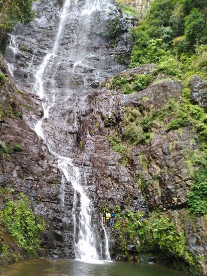 Im Norden der Insel spazierten wir zum Temrun Wasserfall. Auffallend viele junge Burschen waren dort und hatten ihren Spass im kühlen Nass.