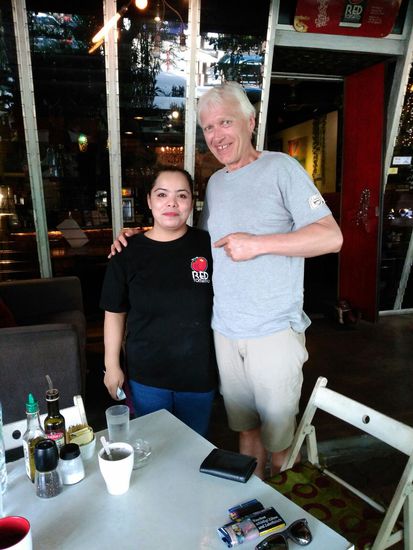 Die netteste Bedienung von ganz Langkawi, wenn nicht von ganz Malaysia! Sie machte uns noch am letzten Morgen ein schnelles Frühstück und gab uns 2 dicke Bananen mit auf Reisen. Manni bekam schon mal einen Espresso von ihr spendiert.