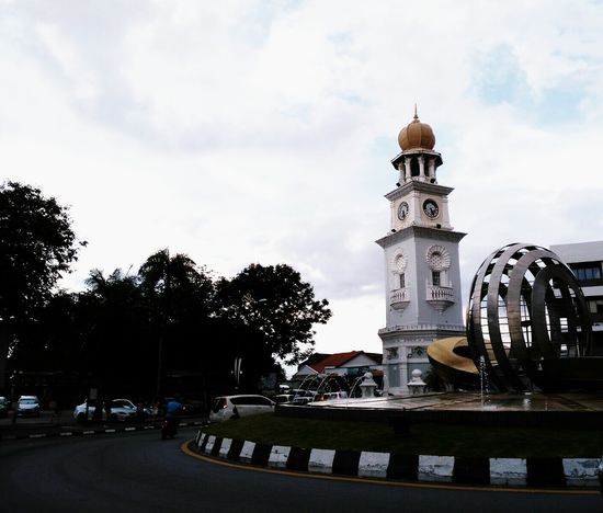 18 m hoch ist der Uhrturm - ein Geschenk eines einheimischen Millionärs an Queen Viktoria