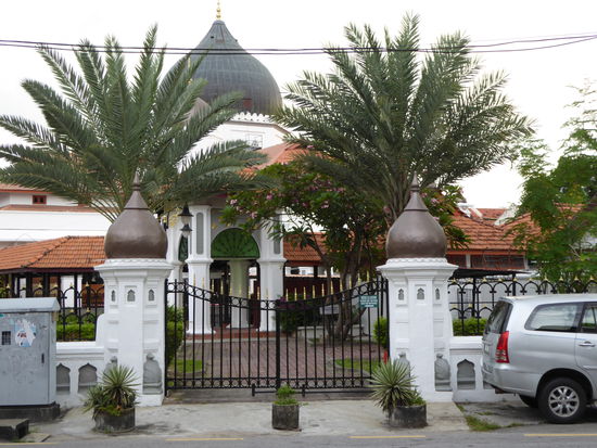 Moslems, Buddhisten, Christen und Hindus leben hier Tür an Tür