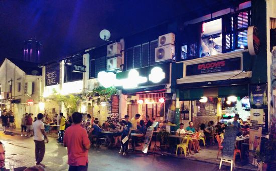 die Traveller Scene trifft sich abends in den gemütlichen Straßenlokalen
