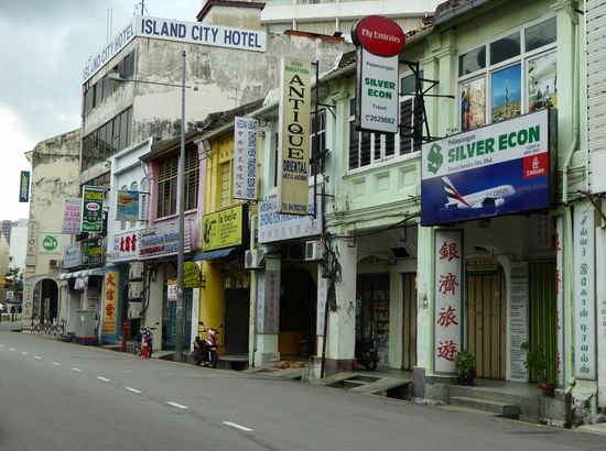 am Sonntag haben die kleinen Läden und Betriebe geschlossen - schade, das wäre nochmals ein anderes Straßenbild