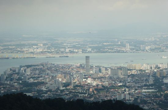 Blick hinunter auf die Altstadt und dahinter Butterworth am Festland