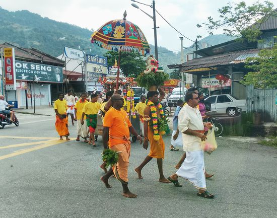 Am Stadtrand gab es einen Stau. Grund dafür war eine Hindu Prozession. Wir mussten etwas lachen, denn heute war ja Palmsonntag, aber das hatte eher nichts damit zu tun!