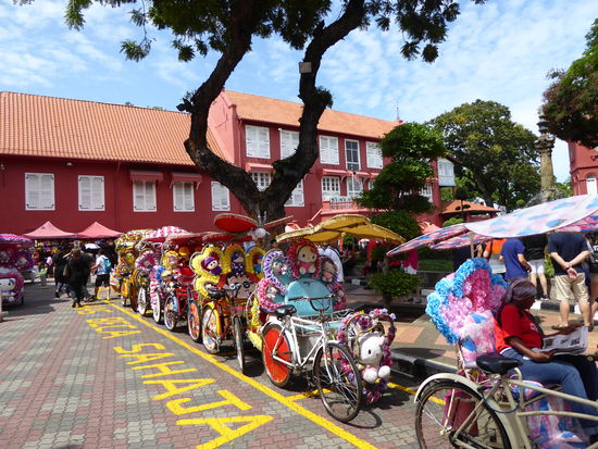 die "schönsten" Rikschas gibts in Malakka - teilweise sogar mit fürchterlicher, lautet Musik