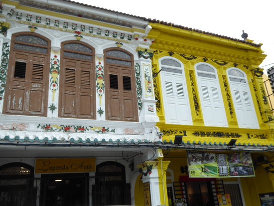 die schmalen, chinesischen Ladenhäuser beherrschen das Stadtbild des alten Malakka