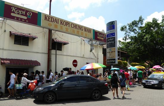 eine lange Warteschlange (das Ende der Schirme ging leider nicht aufs Foto) vor einem offenrn Ausgabefenster ??? - ein Local klärte Manni lachend und kopfschüttelnd auf: hier gibts scheinbar (steht wahrscheinlich in einem Reiseführer) den besten gekochten Reis der Stadt, eine Handvoll auf einem Pappteller mit einem Stückchen Hähnchen dazu - und dafür stehen die Turis ewig lange in der Sonne! Wir bevorzugten eines der vielen Restaurants zum Sitzen mit Bedienung und köstlicher Speisekarte - hihihi