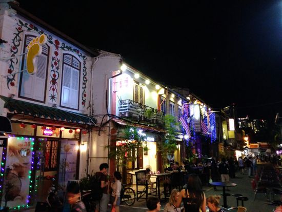 das Nachtleben in einer Seitenstraße direkt vor unserem Hotel war genau das Richtige für uns
