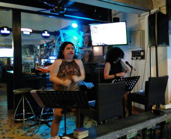 zwei gewaltige Stimmen - eine malaiische Tina Turner und eine malaiische Amy Winehouse röhrten durch die Nacht - wir konnten nicht genug kriegen