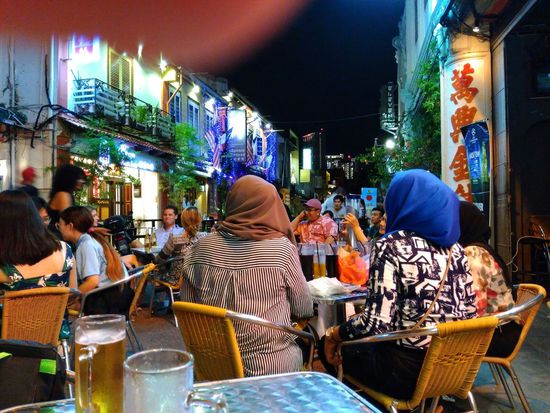 auch diese Damen vor uns waren begeisterte Zuhörerinnen (5 Verwandte von der malaiischen Amy)