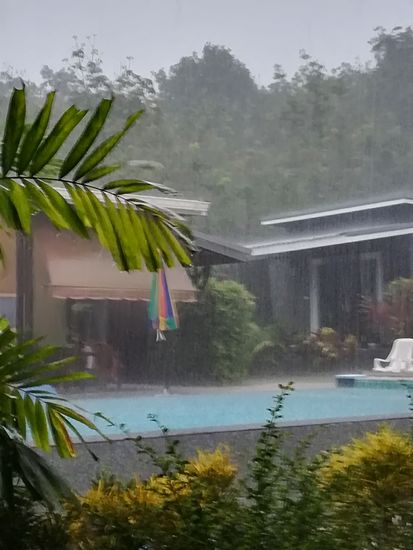 Am Mittwoch und Freitag dauerten die Gewitter über Stunden und es schüttete wie aus Kübeln gegossen - unmöglich mit unserem Möpi durch die Gegend zu fahren!!! Da es bei unserem Resort kein Restaurant gab, gingen wir um 8.00 h abends hungrig ins Bett und schliefen trotzdem fest bis zum Morgen!