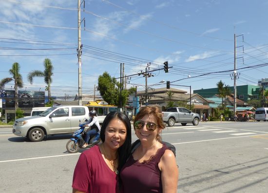 Joy, die symphatische Besitzerin vom Herbal Resort, brachte uns zur Busstation nach Khao Lak