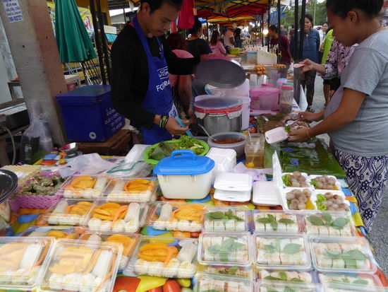 Was ist das Blaue, das in der Take away Box landet? Wir griffen lieber zu Sticky Rice with Mango !