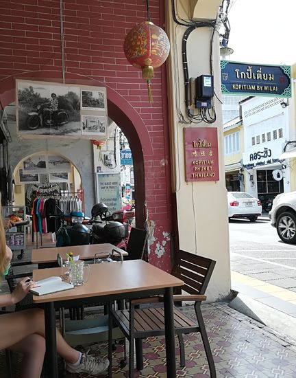 Bei Wilay im Restaurant Kopitiam schmeckt das Essen hervorragend. Hier trifft sich die ganze Welt.