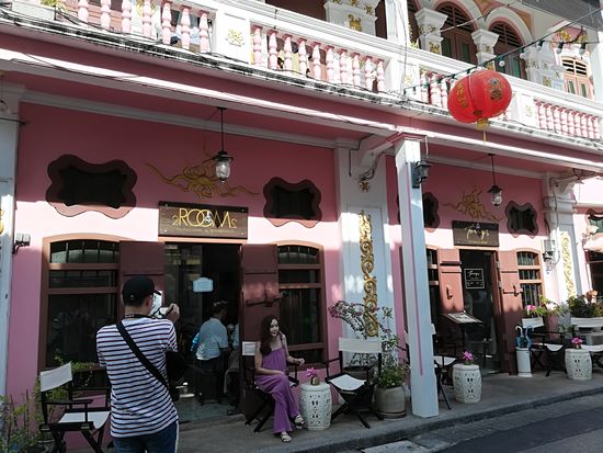 Thailänderinnen sind sehr eitel und lieben Selfies oder fotographiert zu werden. Da wird schon Mal das Kleid zur Hausfarbe abgestimmt!