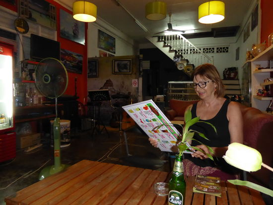 Welchen Cocktail nehmen wir dafür? Auch hier schmeckte der Mojito nach gar nichts, wie heuer überall in Thailand! In Zukunft bleiben wir beim Chang!!!