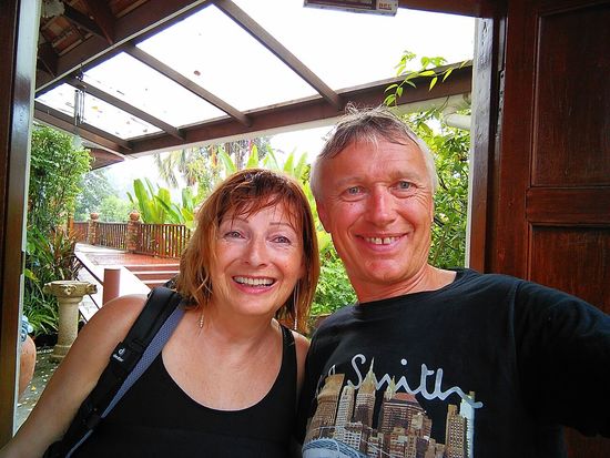 Nocheinmal wurden wir zum Abschied nass! - Am Vormittag vor dem Abflug tranken wir noch ein Bierchen am Strand. Pünktlich am Weg zurück zu unserem Guesthouse, wo das Taxi bereits auf uns wartete, fing der Himmel an zu weinen!