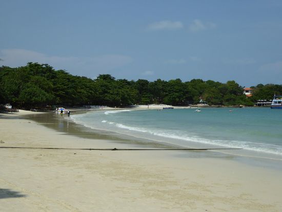 Die nächste Bucht im Süden ist in 5 Minuten über einen Hügel zu Fuß zu erreichen. Hier ist bedeutend mehr los als bei uns und die Vorbereitungen für Songkran sind im vollen Gange.