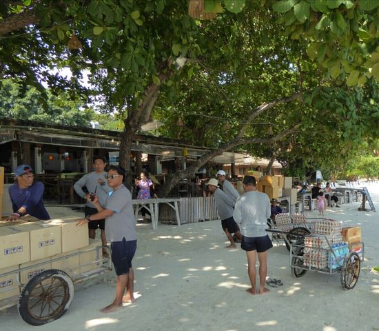 .... die Eierlieferung für das Frühstück ist mit dem Boot eingetroffen