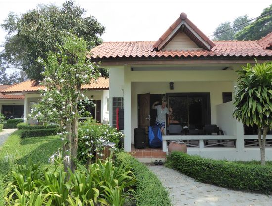 Schmäh, wir haben nicht im Zelt geschlafen, sondern in einem riesigen, superbequemen Bett im Ao Cho Grandview Resort