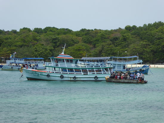 Hier in der Ao Wong Deuan Bucht ist den ganzen Tag über ein Kommen und Gehen. Die Slowboote können nicht ans Ufer fahren und werden daher mit den viereckigen Zubringerbooten (Holzschaffln lt. Manni) "befüllt".