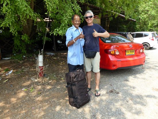 Der schlechteste Autofahrer von Thailand, aber so freundlich! Im Nachhinein erklärte er uns, dass er so langsam gefahren ist, damit ich ruhig schlafen konnte. 
Bei einer kurzen Kaffeepause zeigte er auf unsere Flipflops und auf seine 5 Nummern zu große Lederschuhe und sagte, daran könne man unterscheiden, wer der Thai und wer der Turi ist. - Hihihi, jetzt wissen wir, wie wir uns als Thai tarnen und die Einheimischepreise erschwindeln können!