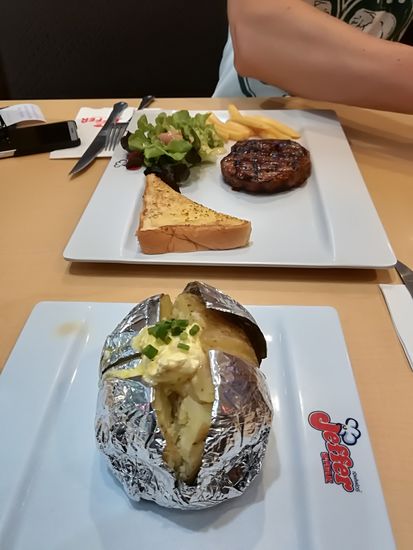 Direkt beim Ausstieg in Rayong war das große Einkaufszentrum Hilton Plazza mit einer leckeren Foodcorner.  -  Sie bekam dann einen Schölferler und er ein Steak (eigentlich ein Steakchen).