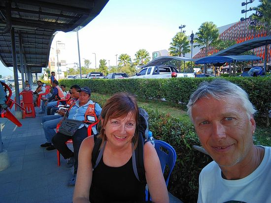 Die Mopedtaxifahrer besorgten uns dann ein Privattaxi zum Flughafen. (War nicht billig - 700 Bath - ich vergaß zu handeln!) Der Fahrer konnte kein Wort English und so zeigte er mir eine Übersetzung im Handy: I was in the bathroom. Ich wunderte mich, wieso erzählt er mir das. Wir benötigten für die ca. 35 Kilometer in der rush hour mehr als eine Stunde. Kurz vorher hielt er dann bei einer Tankstelle und sprang ins WC. Oje, das mit der Übersetzung hatten wohl nicht ganz hingehauen!