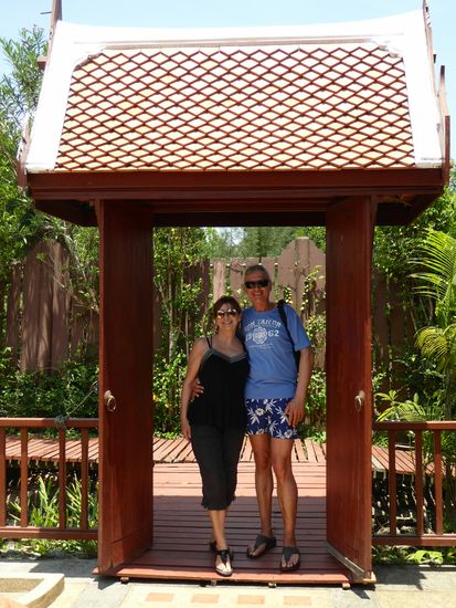 Die Besitzerin vermittelte uns noch einen bequemen Transport nach Khao Lak. Ohne Provision für sie!!! Ein Taxi, welches jemand zum Flughafen brachte, nahm uns auf dem Rückweg mit. - auf Wiedersehen!