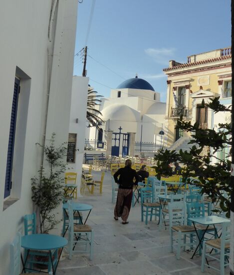 die Platia - rechts das Rathaus