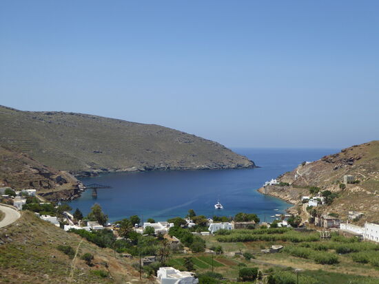 Blick auf Mega Livadi - ehemaliger Hauptort des Bergbaugebietes und Verladehafen