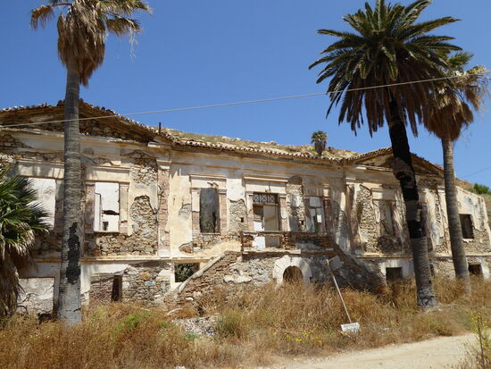hier erzählen die Ruinen des Verwaltungsgebäudes von der Blütezeit des Bergbaus und ein bescheidenes Denkmal an die blutigen Aufstände der Bergarbeiter