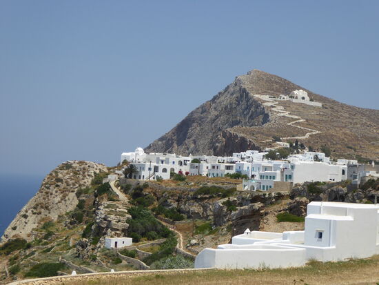 Blick auf die Chora und mit der Panagia-Kirche am Steilhang
