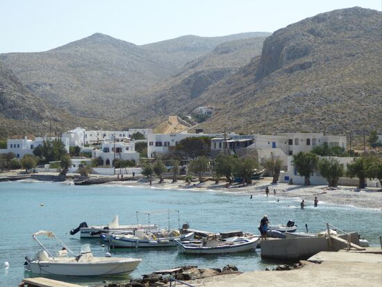 der Hafenort Karavostassis