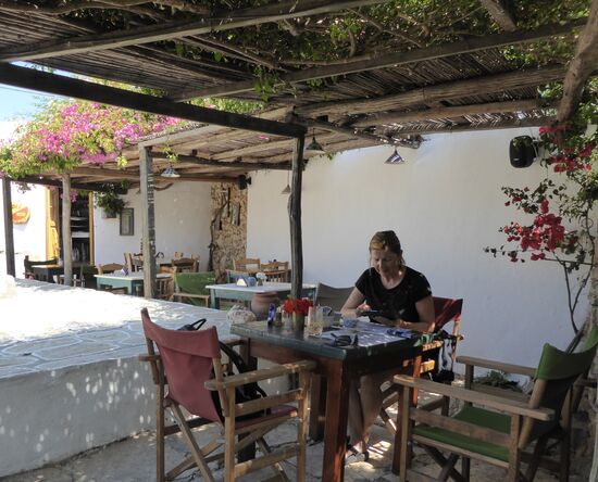 beim Frühstück im gemütlichen Restaurant I Pounto - hier konnte man noch zu einem einigermaßen, realistischen Preis gut frühstücken!