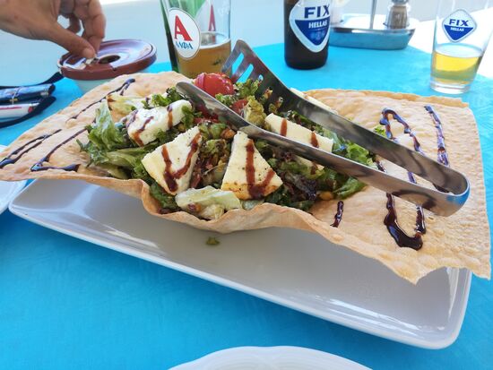 ein ca. 40/50 cm großes Blatl (nein, nicht mit Kraut) mit Salat gefüllt - köstlich!