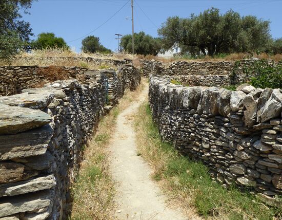 Die Steinmauern, welche sich auch in Sifnos sehr charakteristisch über die Insel ziehen, sind teilweise schon alt und sind einfach wirklich bewunderswerte Kunstwerke - da sind nur Schieferplatten ganz ohne Mörtel übereinander geschichtet.