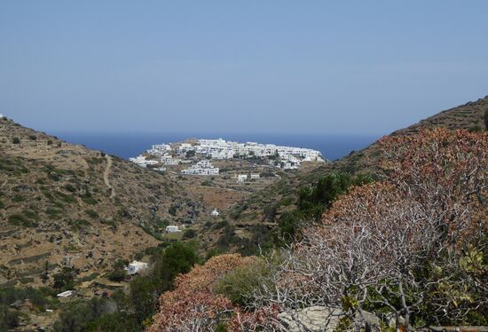 erster Blick auf Kastro - die frühere Inselhauptstadt thront auf einem Fels 100 m über dem Meer