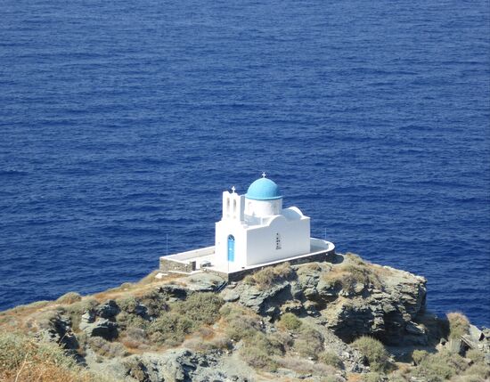 das Kirchlein Epta Martires auf einer vorgelagerten Felsspitze unterhalb von Kastro - eine der über 230 Kirchen und Kapellen von Sifnos