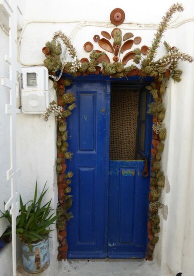 getrocknete Kräuter schützen und zieren diese Eingangstüre