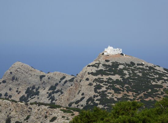 auf den höchsten Bergspitzen stehen Klöster