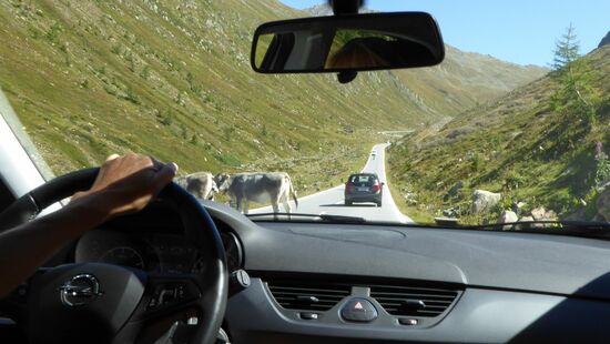 In ca. 44 Kehren windet sich die Timmelsjoch Hochalpenstraße ca. 50 Kilometer durch die gigantische Alpenlandschaft den Berg hinauf und wieder hinunter- ein Erlebnis! (Maut EUR 17,--)