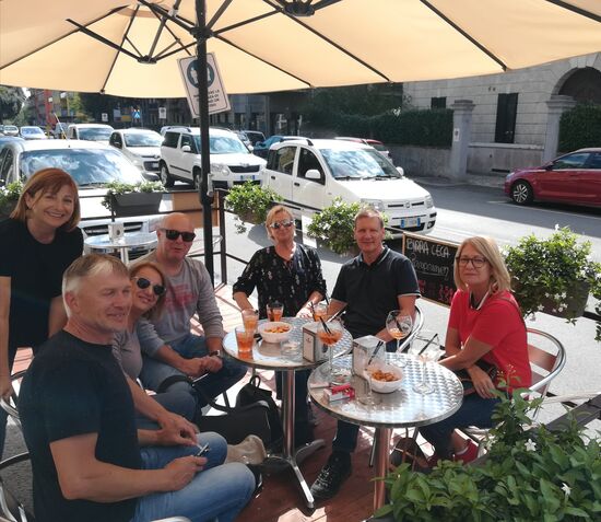 in einer kleinen Pizzeria warteten wir dann auf die anderen 4