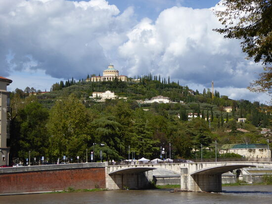 Blick auf die Santuario Madonna di Lourdes